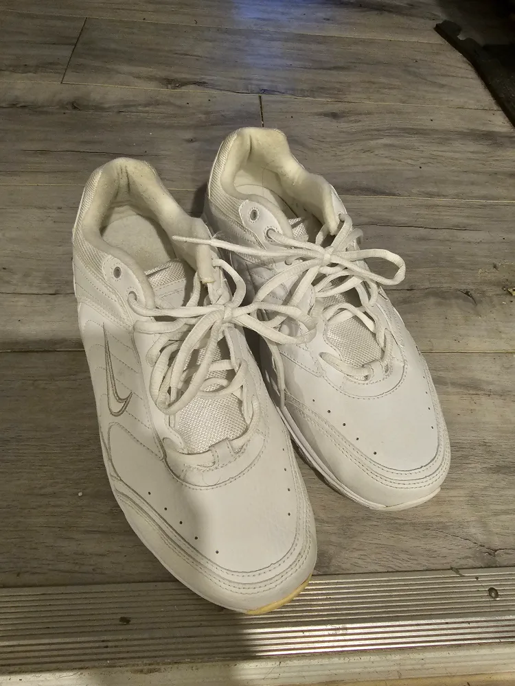 Women's White Nike Sneakers image indicator(3)