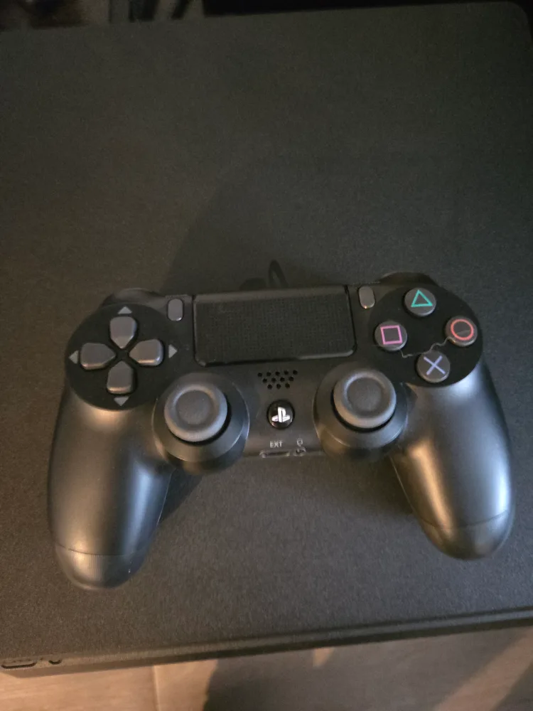 PS4 Console with Controller image indicator(2)