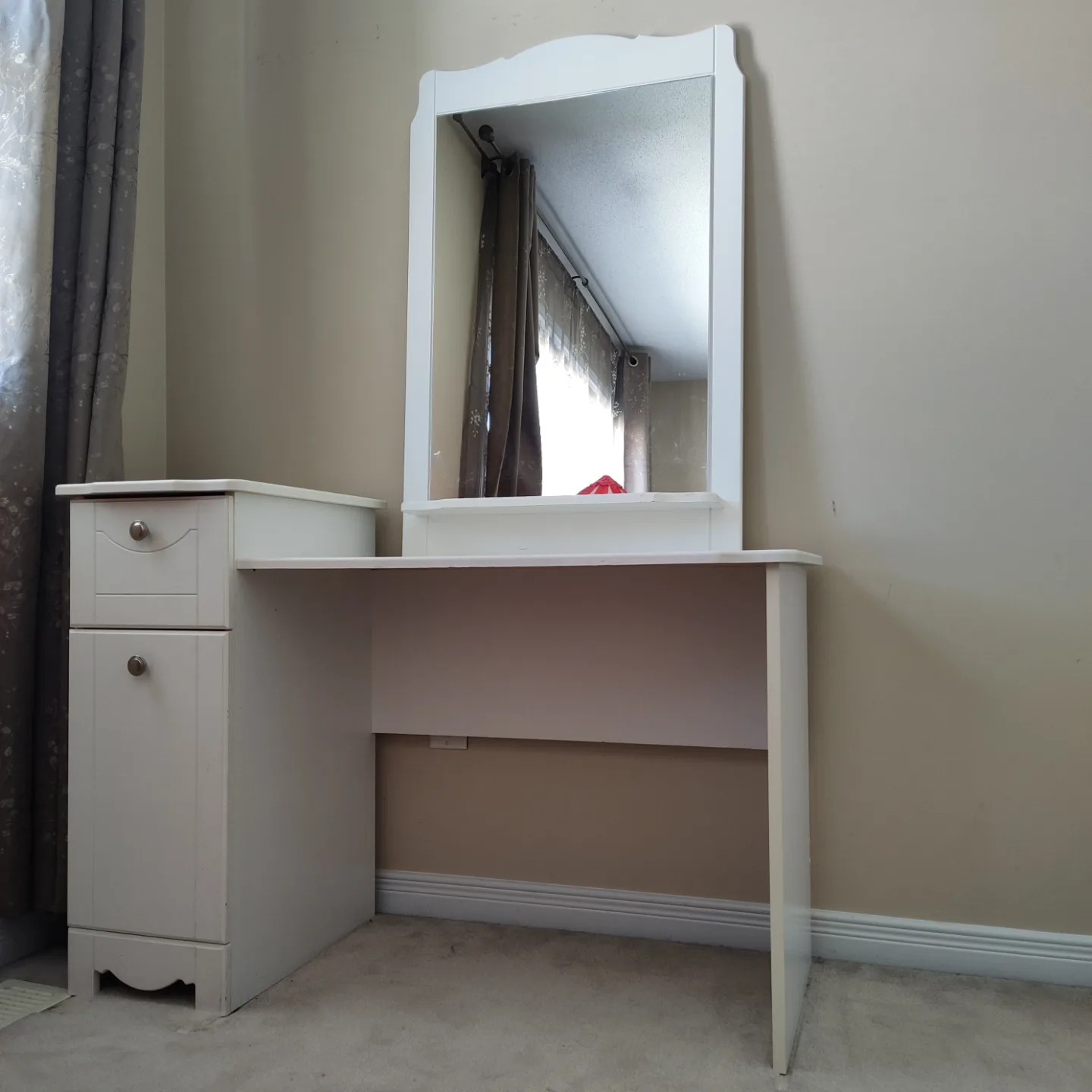 White Vanity Set with Mirror