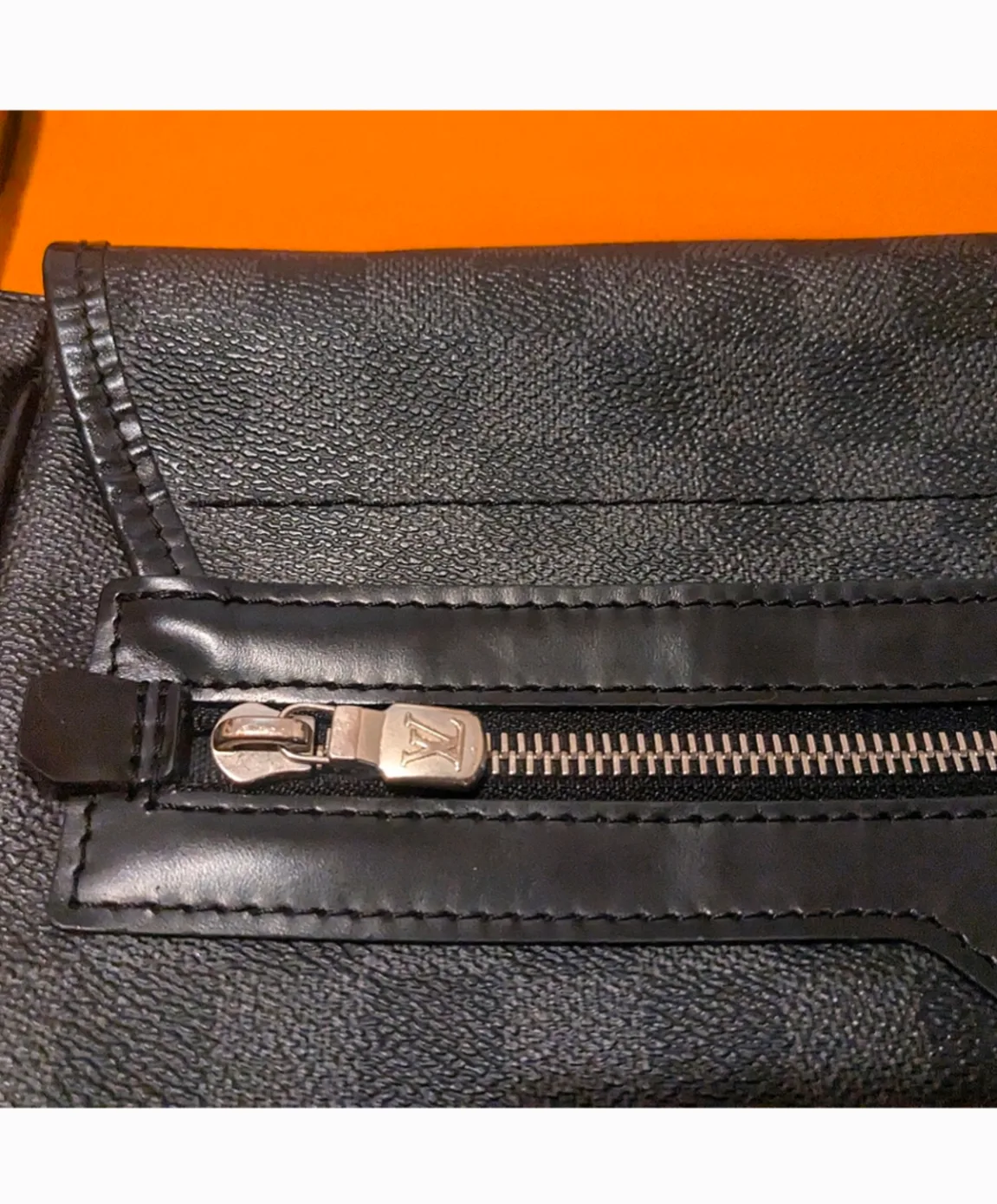 Louis Vuitton Damier Graphite Messenger Bag image indicator(8)