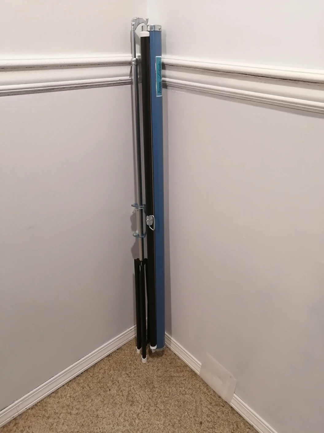 Vintage Da-Lite pull-down projection screen - photo 2