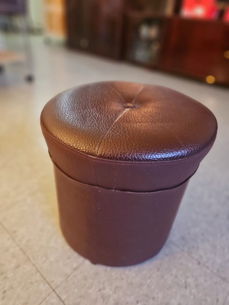 Brown/Burgundy Ottoman 15" In Diameter 14.5" High💚