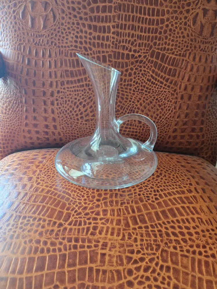 Elegant Glass Decanter with Handle image indicator(2)
