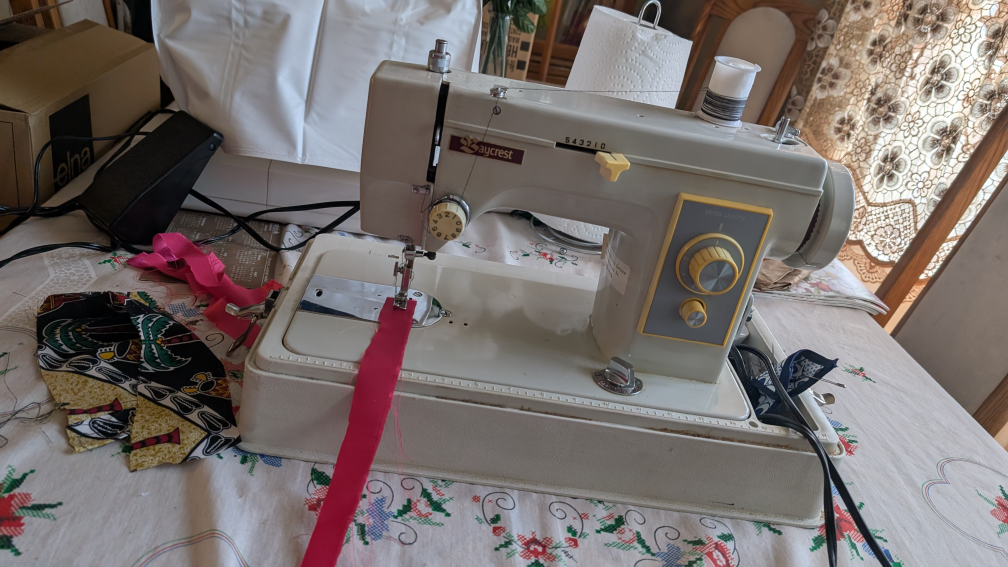 Vintage Baycrest Sewing Machine - photo 5