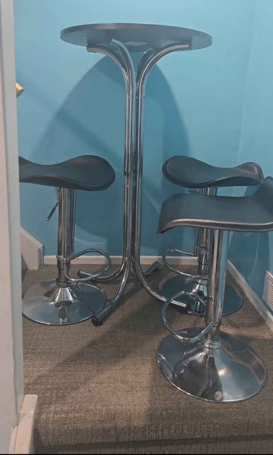 MOVING SALE - Pub Table Set with Three Stools - photo 3