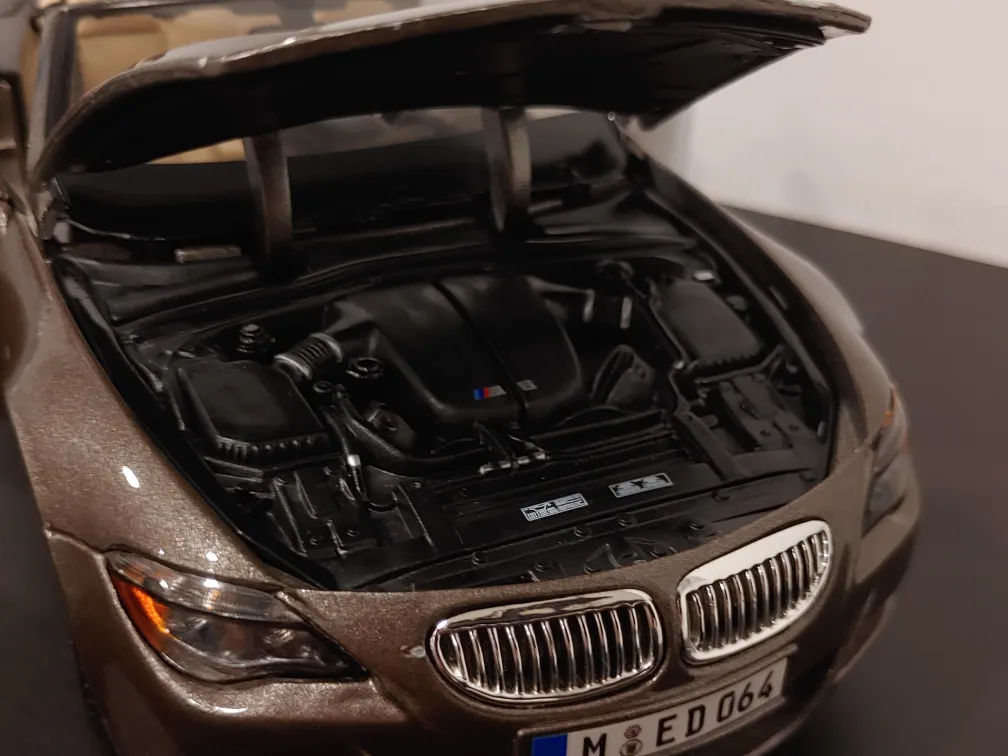 Maisto BMW M6 Cabriolet 1:18 Diecast car toy image indicator(3)