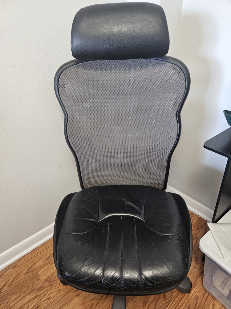 💚 Used Black Leather Office Chair with Mesh Back