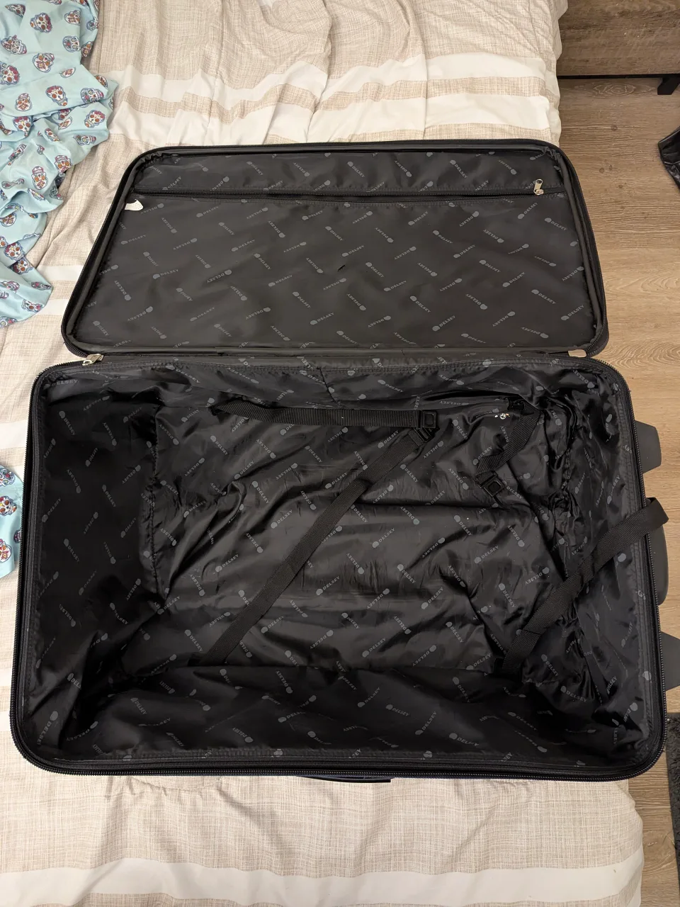 Odyssey Large Rolling Suitcase - Dark Blue image indicator(2)