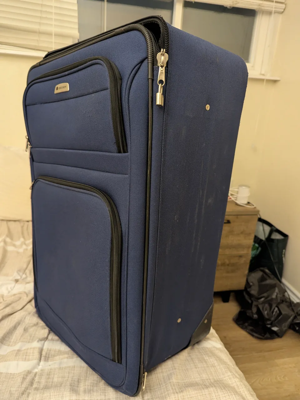 Odyssey Large Rolling Suitcase - Dark Blue image indicator(4)