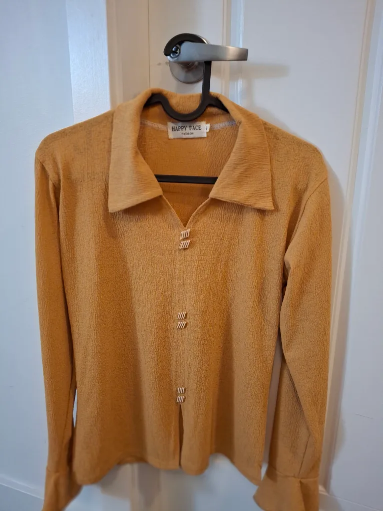 Woman blouse thumbnail