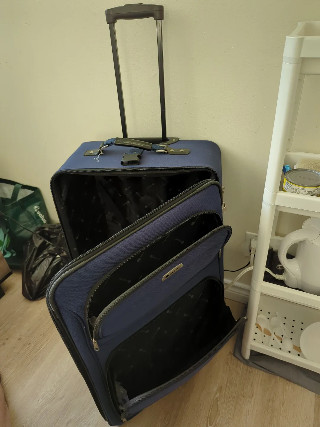 Odyssey Large Rolling Suitcase - Dark Blue image indicator(5)