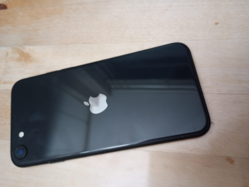 iPhone SE (2nd Gen) - 64GB - Black - Excellent Condition - photo 2
