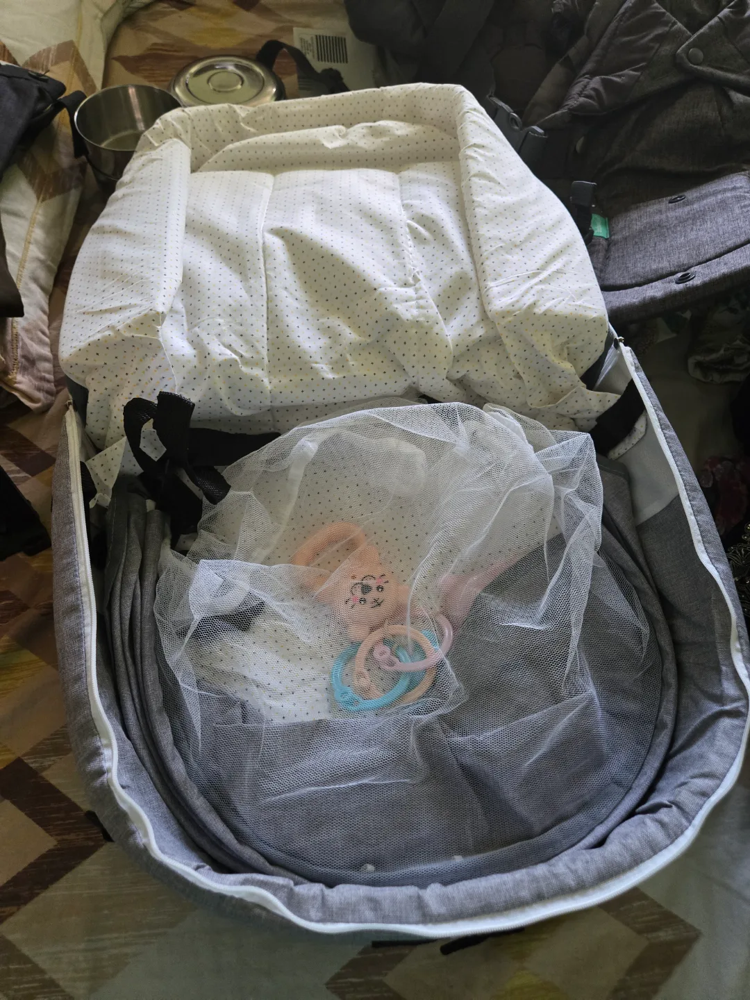 Portable pet Bassinet with Mosquito Net image indicator(2)