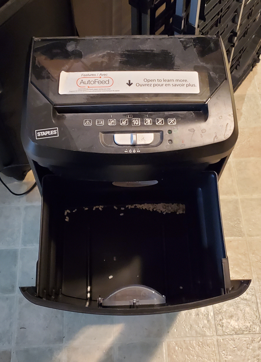 Staples AutoFeed Shredder, 10-Sheet - photo 2