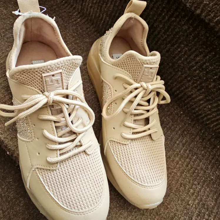 Steve Madden Women's Beige Sneakers Size 7 image indicator(2)