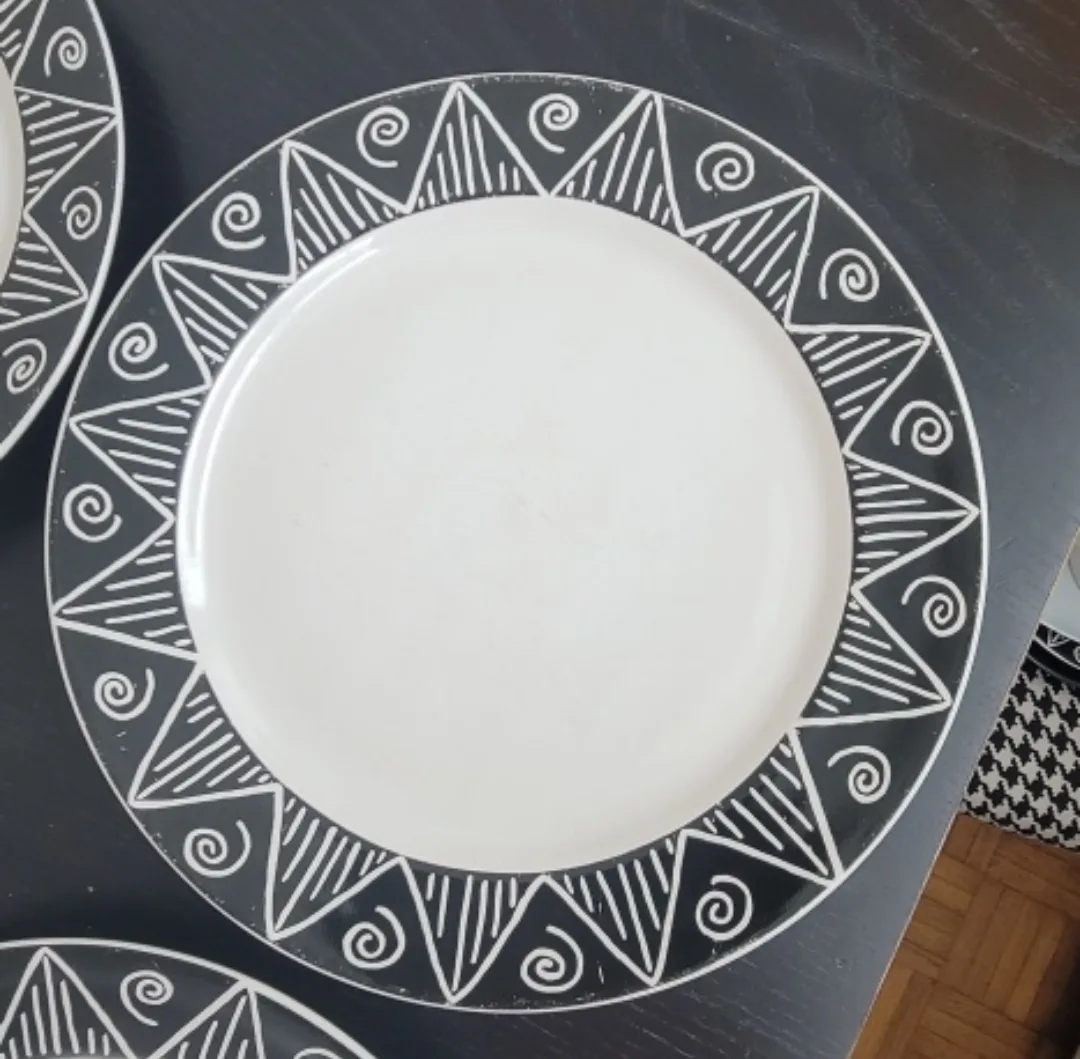 Set of three dinner plates, black and white geometric design image indicator(2)