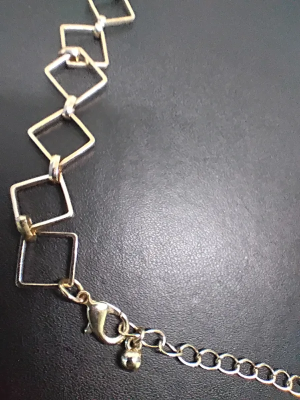 Gold tone Square Choker Necklace image indicator(3)