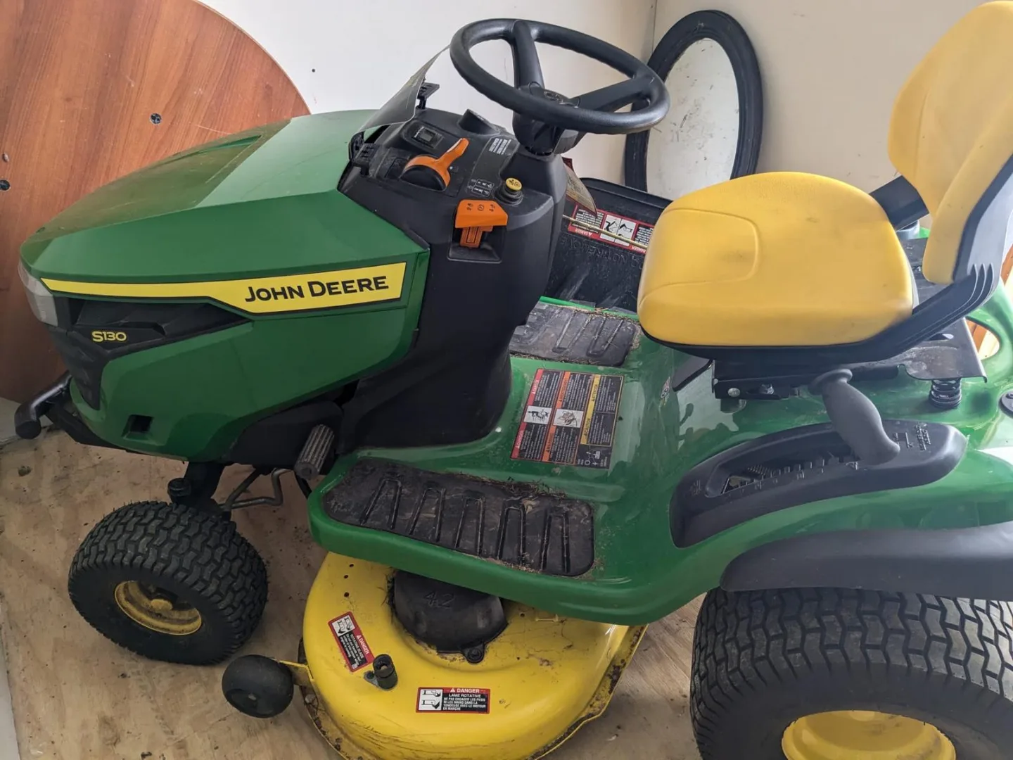 John Deere S130 Riding Lawn Tractor thumbnail