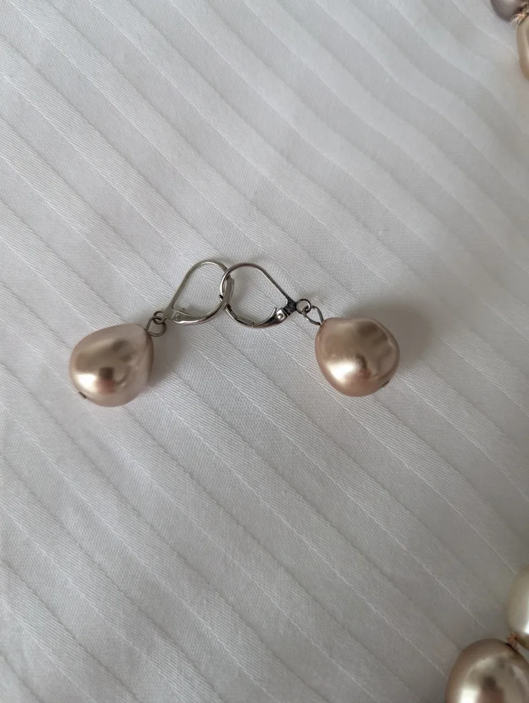 Elegant Pearl Necklace , bracelet and Earring Set image indicator(4)