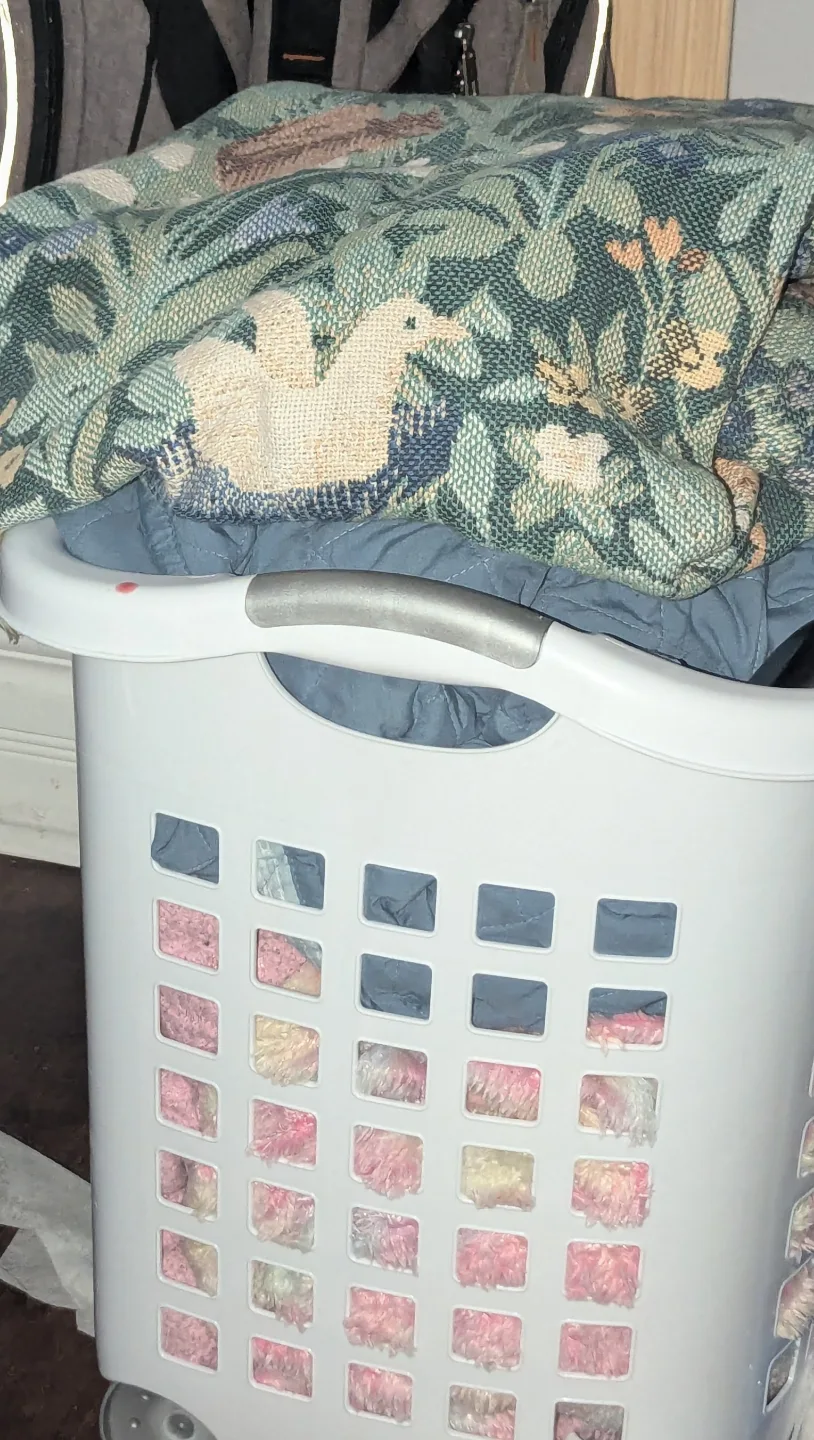 Laundry Hamper with Wheels image indicator(2)