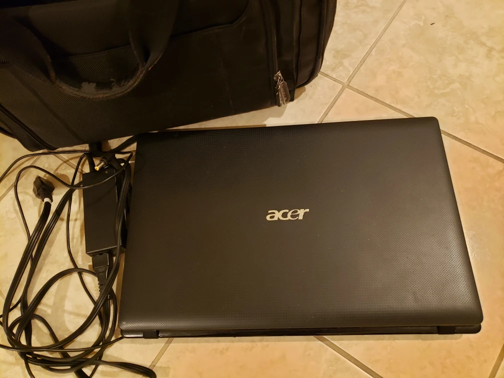 Acer Aspire Laptop with Carrying Case & Charger