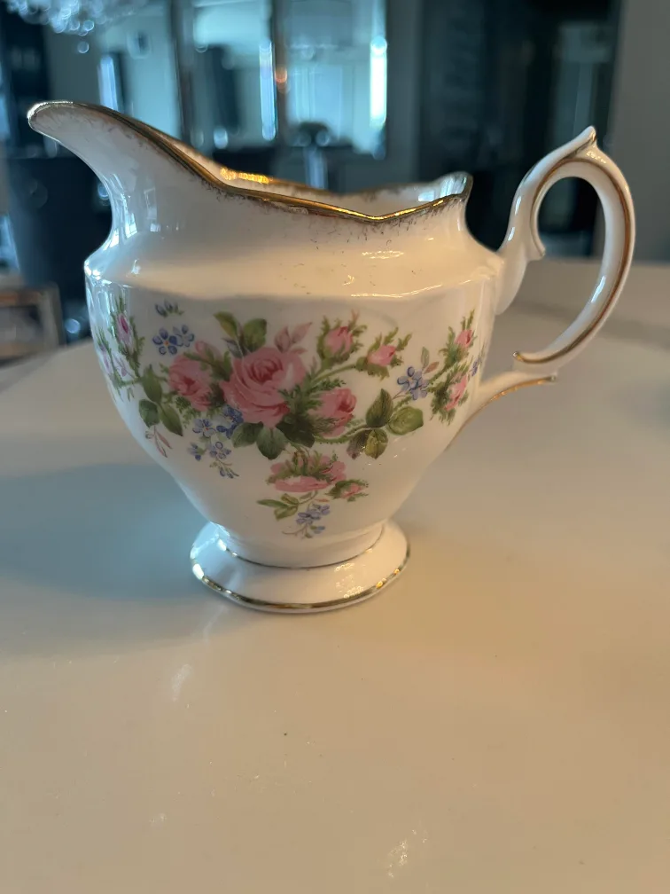 Original Royal Albert Moss Rose Pieces  before the Modern Run image indicator(4)