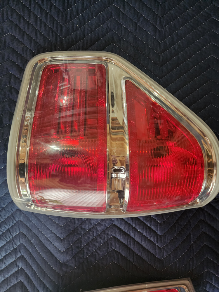 Pair of Ford F-150 Tail Lights - photo 2