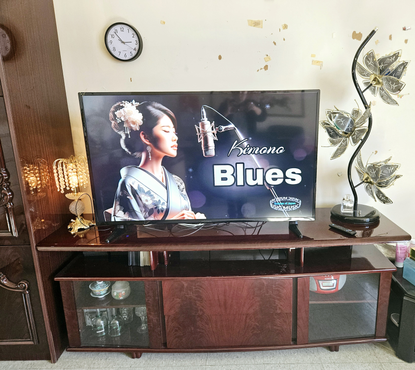 Solid TV Stand/cabinet with Glass Doors, Drawers Needs Screws💚