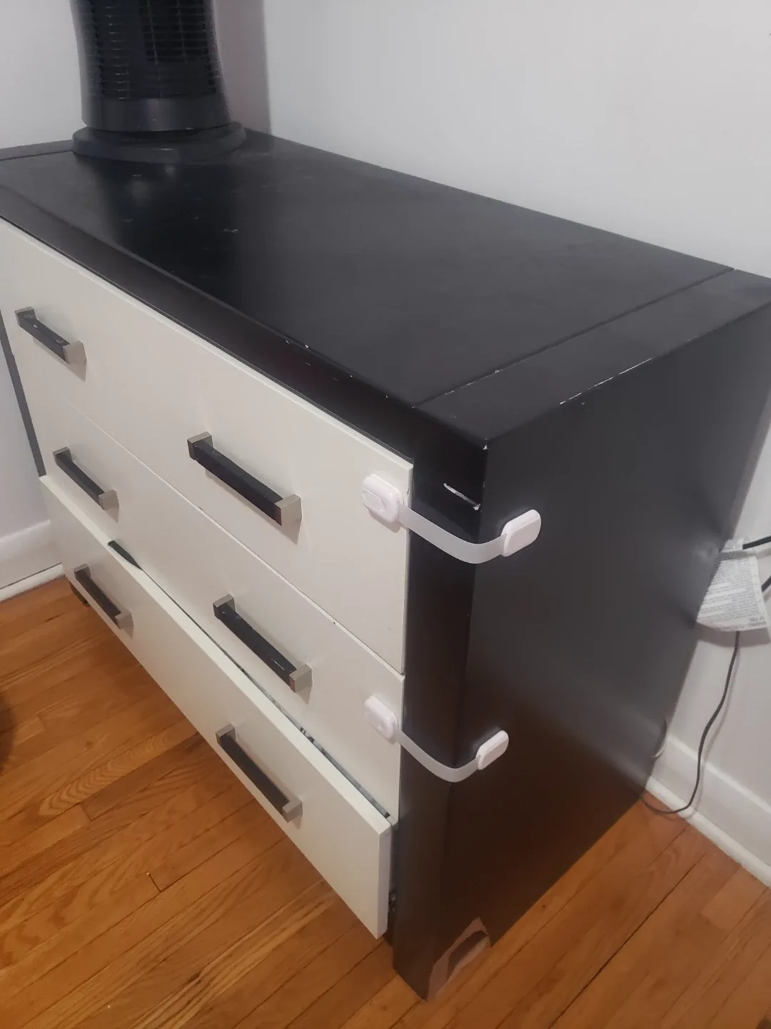Three-drawer dresser, black and white image indicator(2)