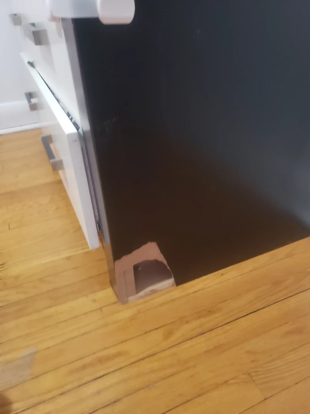 Three-drawer dresser, black and white image indicator(3)