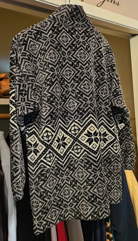 Women's Black and White Fleece Jacket image indicator(8)