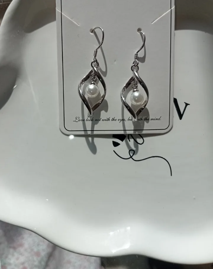 Silver Pearl Drop Earrings image indicator(6)