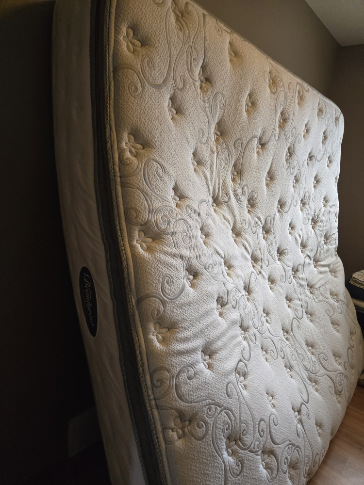 Beautyrest king size mattress💚 - photo 2