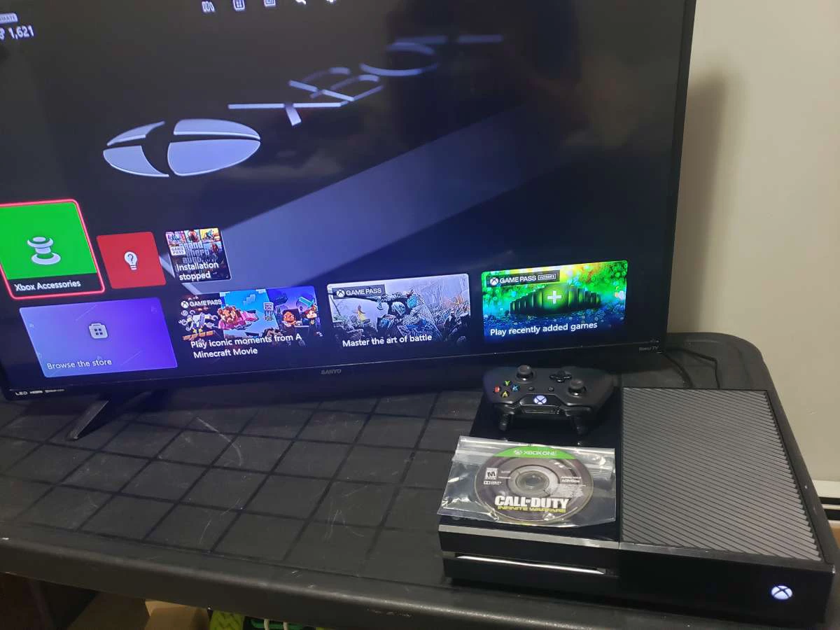 500gb Xbox one with cords & Controller