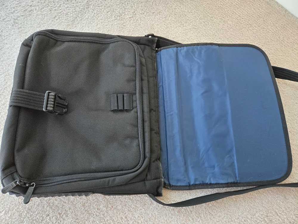 Targus Laptop Messenger Bag - Blue and Black image indicator(10)