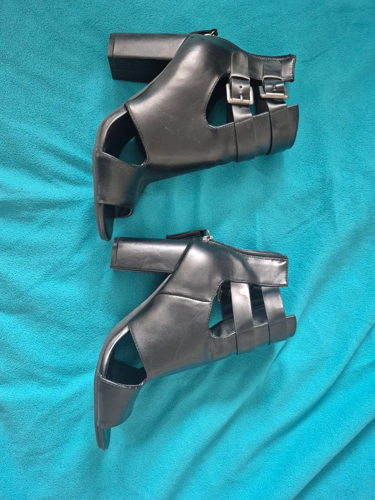 Toe less high-heeled boots image indicator(3)