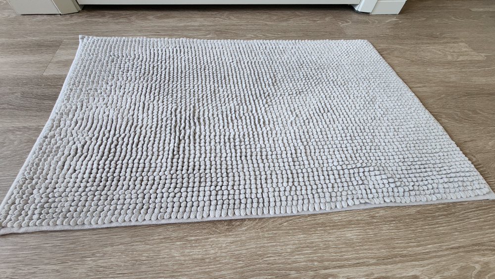 Like New Mainstays Grey Bath Mat 16in. x 24 in.