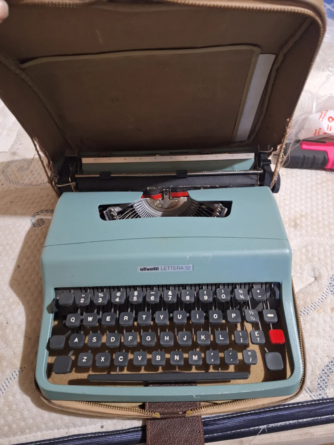 Vintage Olivetti Lettera 32 Portable Typewriter thumbnail