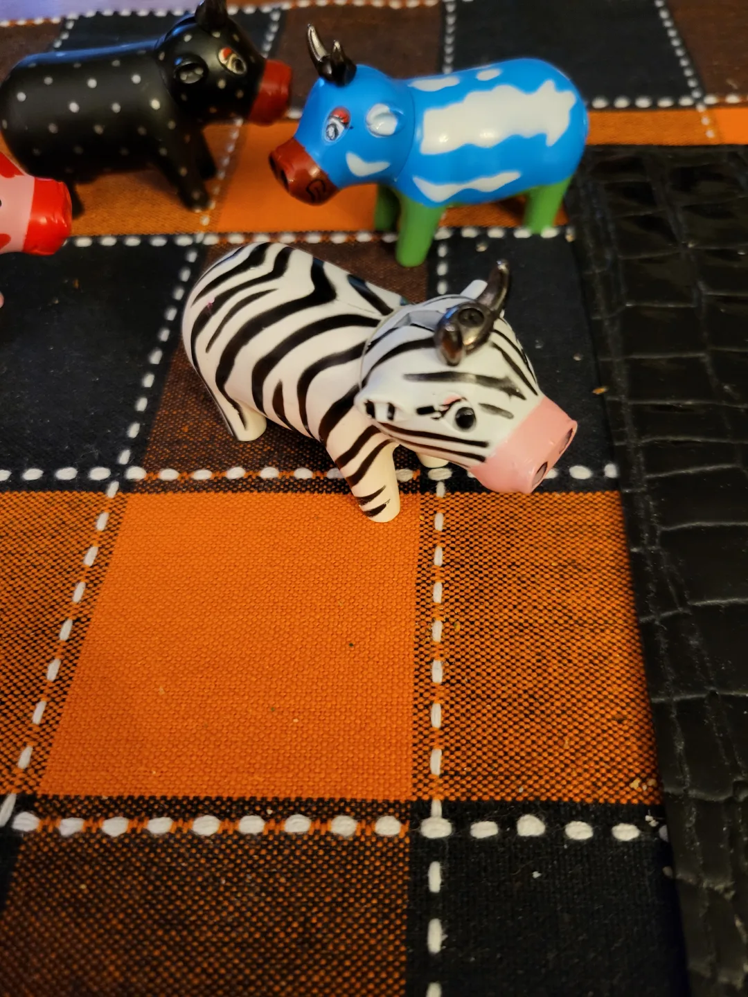 Set of Four Vintage Collectible Cow Butane Lighters image indicator(2)