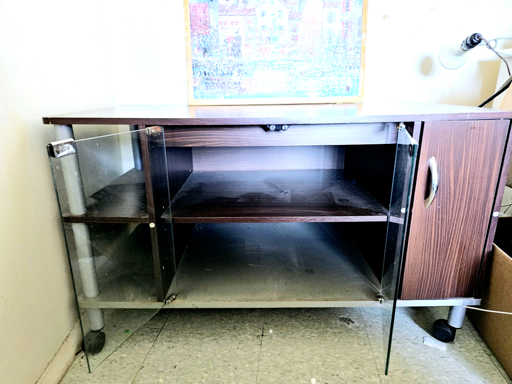 Glass Door TV Stand 2 Ft High X 3.5 Ft Wide X23 In Deep💚 - photo 2