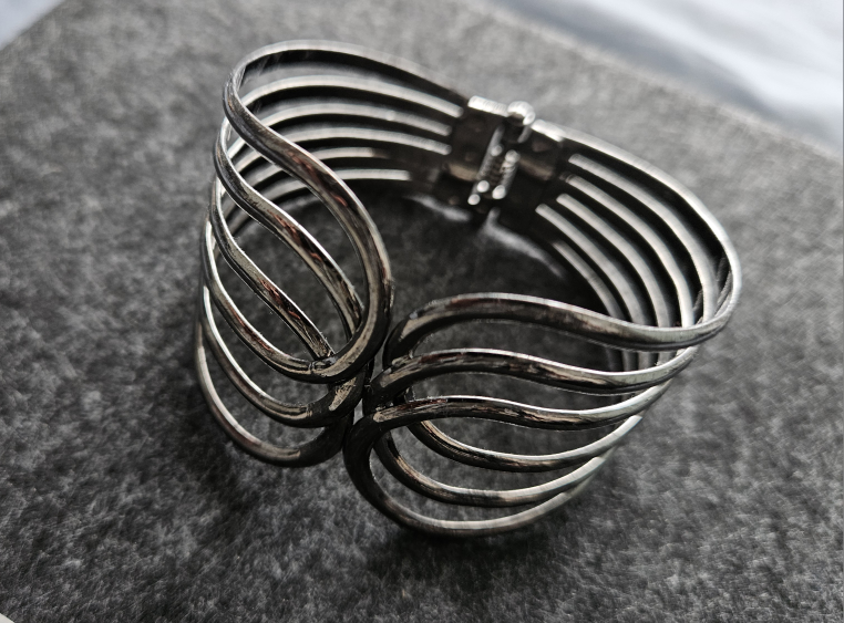 NEGOTIABLE - Beautiful Silver Dark Grey Metal Cuff Bracelet - photo 2