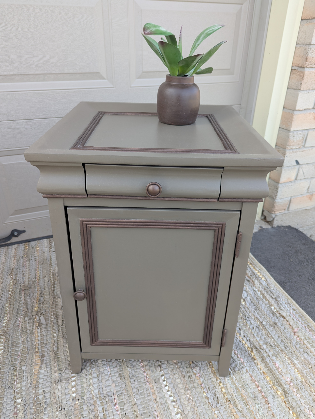 Newly refinished mismatched wood end tables (pair) - photo 4