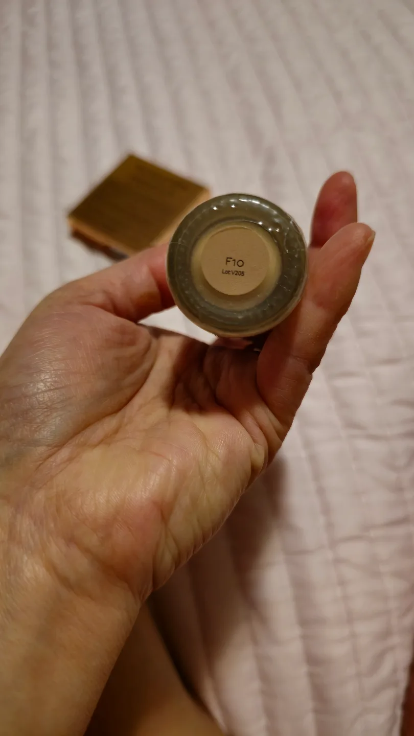 Makeup Revolution Conceal & Define Full Coverage Foundation F10 image indicator(2)