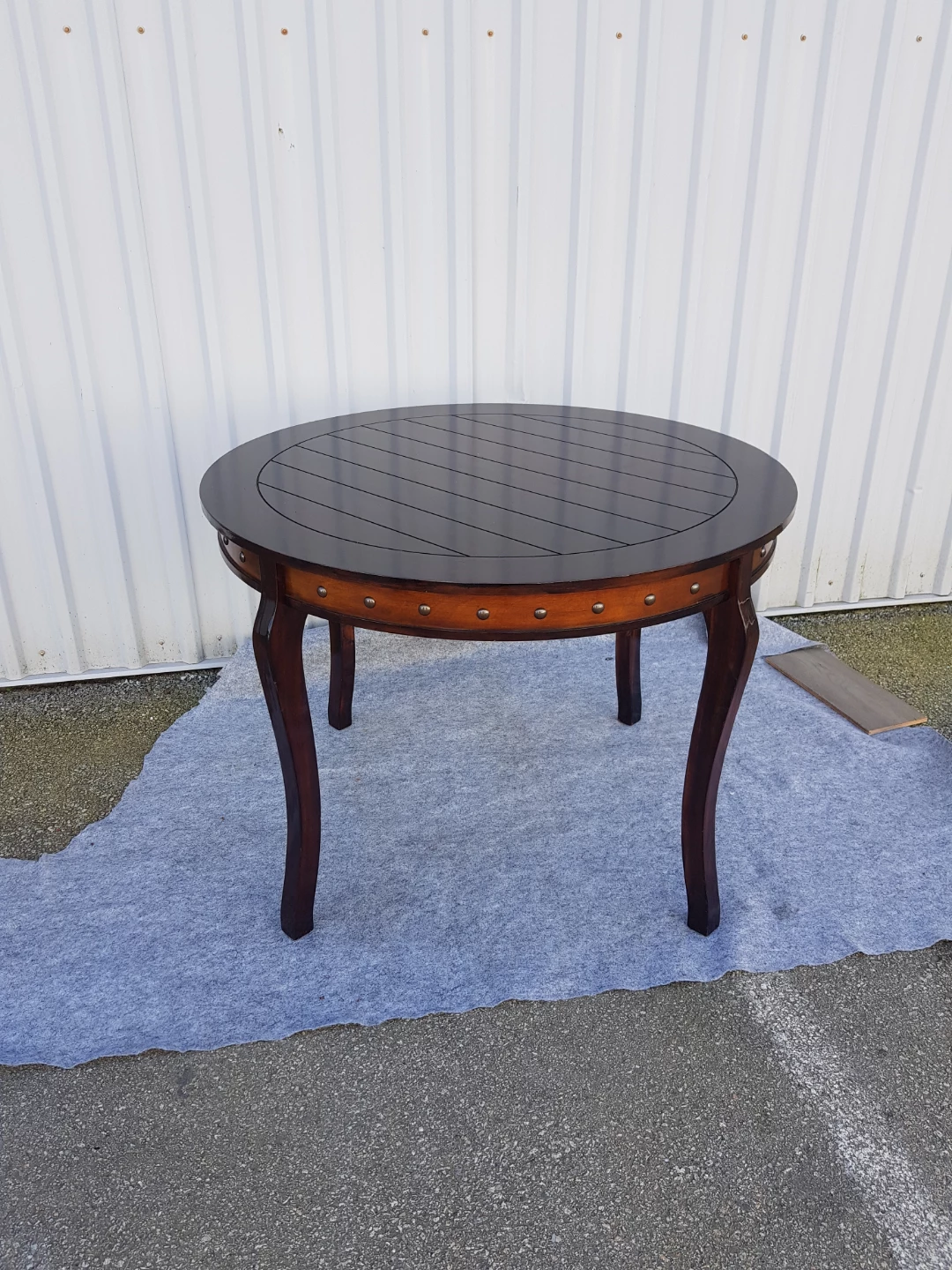Round Wooden dining Table with Turned Legs