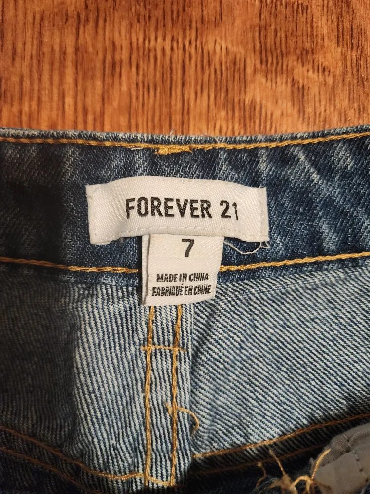 Baggy ripped jeans image indicator(5)