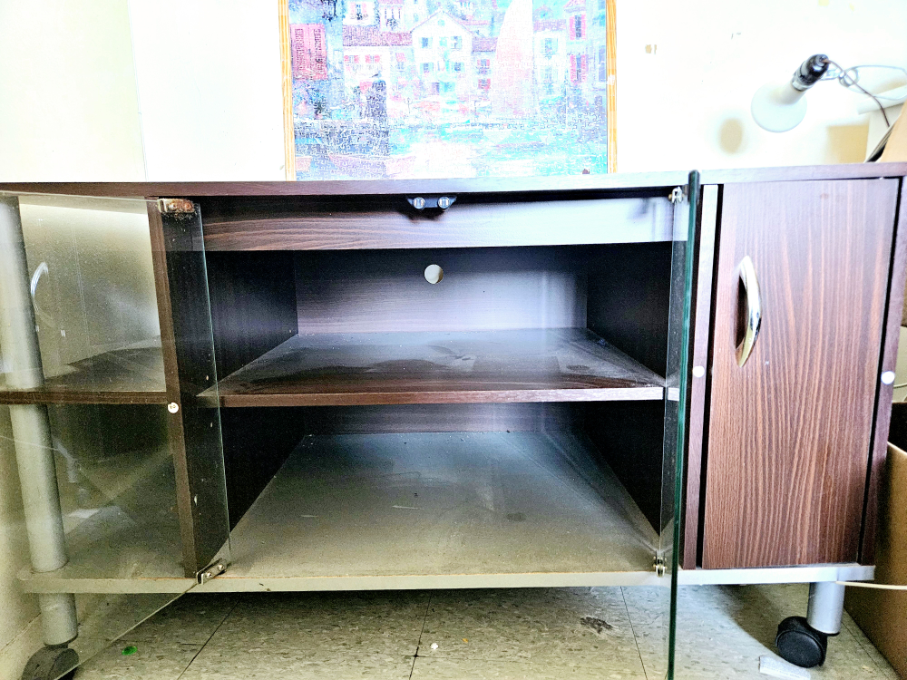Glass Door TV Stand 2 Ft High X 3.5 Ft Wide X23 In Deep💚