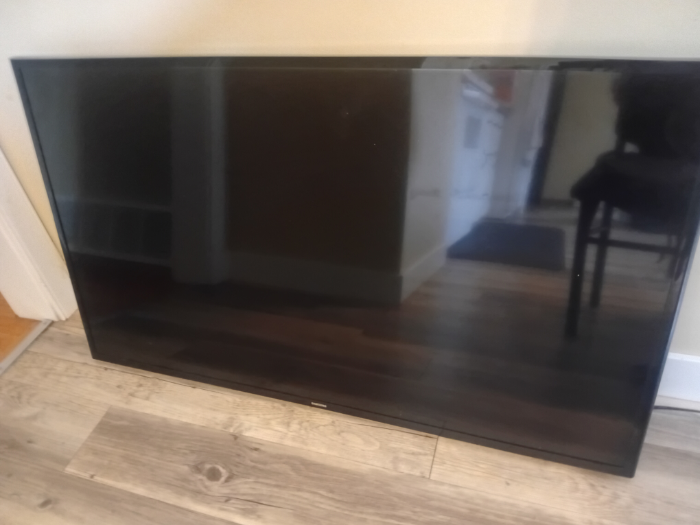 43" Samsung Smart TV (slight damage shown in pictures) - photo 2