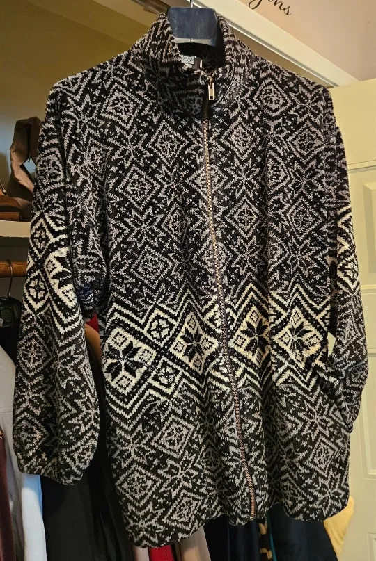 Women's Black and White Fleece Jacket image indicator(10)