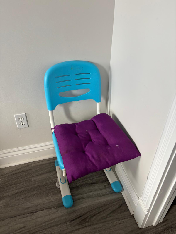 Kids' adjustable height table and chair set - photo 3