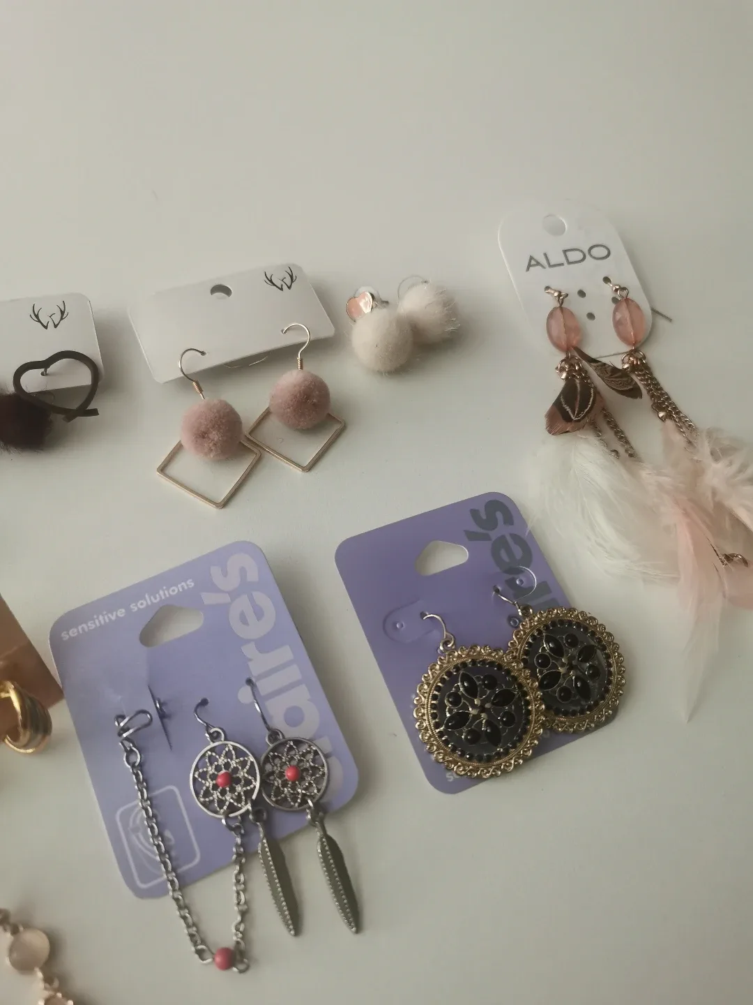 Bundle of 11 pairs of earrings image indicator(4)